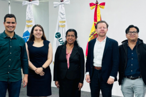 De izquierda a derecha: Diego Lainz, director general de FIDBAN; José Antonio López, CEO de Tapo; Rafa Guillén, CEO de Bosys; Federico Valadez, fundador de Jaguar Tea; y Eduardo Silva, director ejecutivo de FUNIBER Guatemala, durante la primera jornada de la Ronda de Inversores FIDBAN Centroamérica.